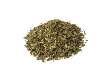 Kurutulmuş limon merhemi (Melissa officinalis) beyaz arka planda izole edilmiş bitki yığını. 