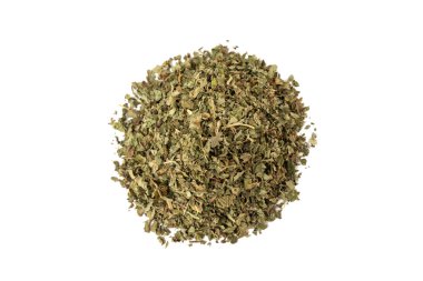 Kurutulmuş limon merhemi (Melissa officinalis) beyaz arka planda izole edilmiş bitki yığını. 
