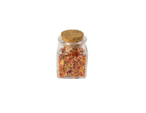 在白色背景上隔离的玻璃瓶中烘干的胡萝卜片 香料和食物配料 — 图库照片