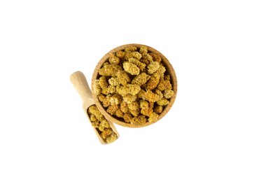 Beyaz dut meyvesi - latin Morus alba - ahşap kasede ve beyaz arka planda izole edilmiş kepçeyle. Baharatlar ve yemek malzemeleri..