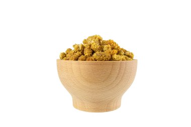 Beyaz arka planda izole edilmiş ahşap kasede kurutulmuş beyaz dut meyvesi - latin Morus alba. Baharatlar ve yemek malzemeleri..