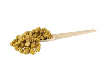 Beyaz arka planda izole edilmiş tahta kaşıkta kurutulmuş beyaz dut meyvesi - latin Morus alba. Baharatlar ve yemek malzemeleri..