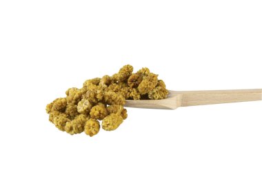 Beyaz arka planda izole edilmiş tahta kaşıkta kurutulmuş beyaz dut meyvesi - latin Morus alba. Baharatlar ve yemek malzemeleri..