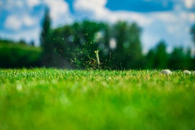 Golf oynuyordum. Golf sahası. Golf sopası üstüne vuruş..