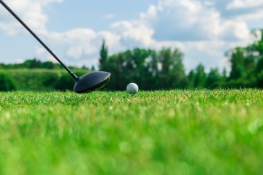 Golf oynuyordum. Golf sahası. Golf topu ve sopa.