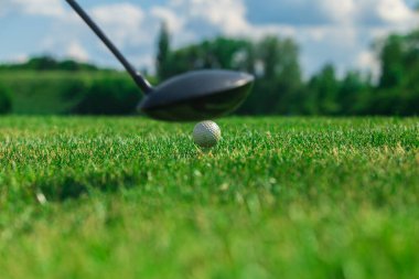 Golf oynuyordum. Golf sahası. Golf topu ve sopa.