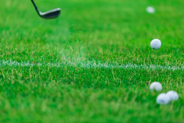 Golf oynuyordum. Golf sahası. Golf topu.