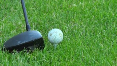 Golf oynuyordum. Golf sahası. Golf topu ve sopa.