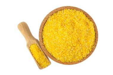 Tahta kasede mısır ezmesi ve beyaz arka planda izole edilmiş kepçe. Beslenme. yemek malzemesi.