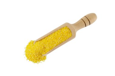 Tahta kepçe mısır ezmesi beyaz arka planda izole edilmiş. Beslenme. yemek malzemesi.