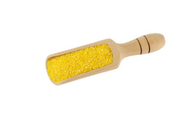 Tahta kepçe mısır ezmesi beyaz arka planda izole edilmiş. Beslenme. yemek malzemesi.