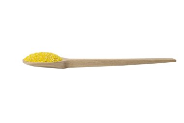 Tahta kaşıkta mısır ezmesi, beyaz arka planda izole edilmiş. Beslenme. yemek malzemesi.
