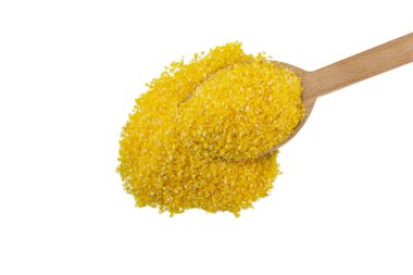 Tahta kaşıkta mısır ezmesi, beyaz arka planda izole edilmiş. Beslenme. yemek malzemesi.