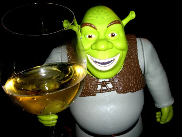 Shrek met een glas wijn — Stockfoto