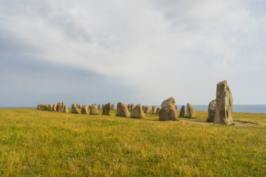 Yazın çayırdaki stonehenge