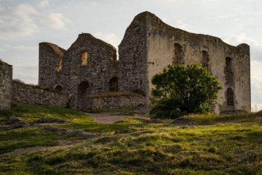 Şehirdeki antik kalenin kalıntıları.