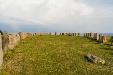 Yazın çayırdaki stonehenge