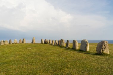 Yazın çayırdaki stonehenge