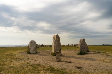 Yazın çayırdaki stonehenge