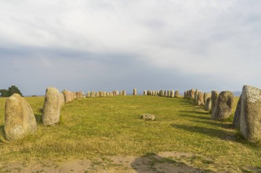 Yazın çayırdaki stonehenge