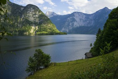 Dağlardaki gölün güzel manzarası