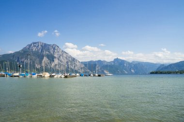 Dağlardaki gölün güzel manzarası