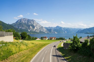 Dağlardaki güzel yol manzarası