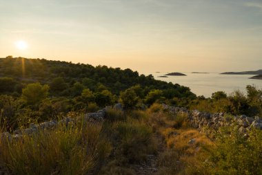 Gölün üzerinde güzel bir gün batımı