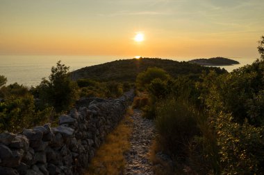 Gölün üzerinde güzel bir gün batımı