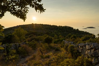 Gölün üzerinde güzel bir gün batımı