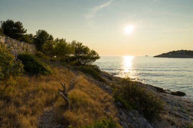 Gölün üzerinde güzel bir gün batımı