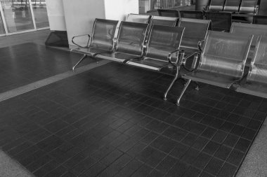 Birçok çelik sandalye tek renkli ya da siyah beyaz efekt içermez.