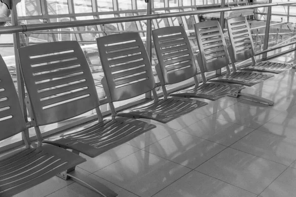 多くの鉄の椅子は人や黒と白の効果なしでモノクロです — ストック写真
