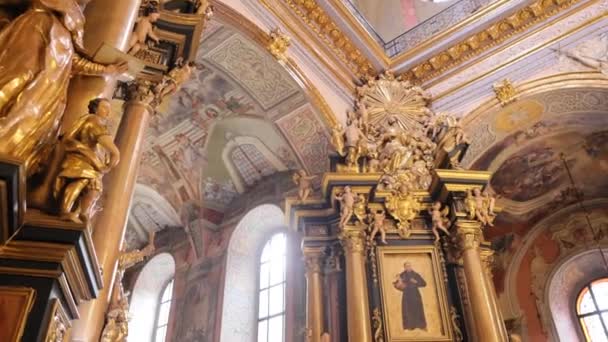 近代的なルーテル教会の内部。美しいカトリック教会 — ストック動画