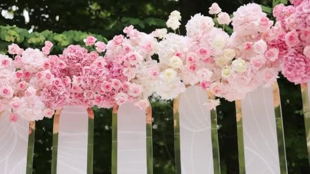 Beau décor de mariage. Arc de mariage avec des fleurs fraîches le jour de mariage ensoleillé d'été. Décorations de mariage avec des fleurs — Video