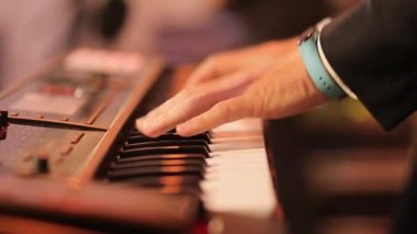 Piyano tuşlarında klavye sentezleyicisi çalan müzisyen. Müzisyen konser sahnesinde bir müzik aleti çalar. Siyahlı adamlar caz, soul, gece kulübünde rahatlama şarkıları söylüyorlar. Rahatlatıcı atmosfer.