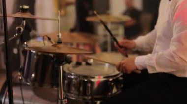 Gece kulübündeki bir konserde rock grubu çalıyor. Davulcu Davul Çalıyor. Sahnedeki Parlak Renkli Çarpıcı Işıklar 'ın önünde canlı müzik partisi. Gece kulübünde Caz Şarkıları Söyleyen Adam