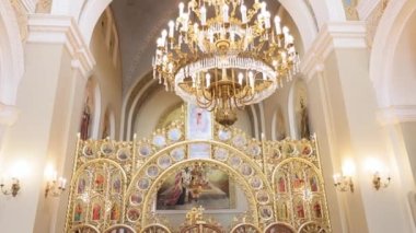 Eski mimari kilise mumu. Kilisedeki Katedral Avizesi