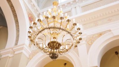 Kilisedeki katedral avizesi. Eski mimari kilise mumu.