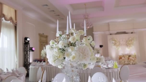 自然の新鮮な花の花束と結婚式の装飾。結婚式のパーティーのレセプションのための装飾花で花。レストランでのイベント. — ストック動画