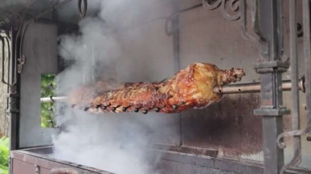 Chef grigliare costole di agnello sulla fiamma. Agnello arrosto in forno. Alcuni spiedini di carne vengono grigliati. Agnello su spiedo alla griglia con carbone caldo — Video Stock