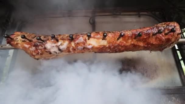 Agnello arrosto in forno. Alcuni spiedini di carne vengono grigliati. Agnello allo spiedo alla griglia con carbone caldo. Cuoco grigliate costole di agnello sulla fiamma — Video Stock