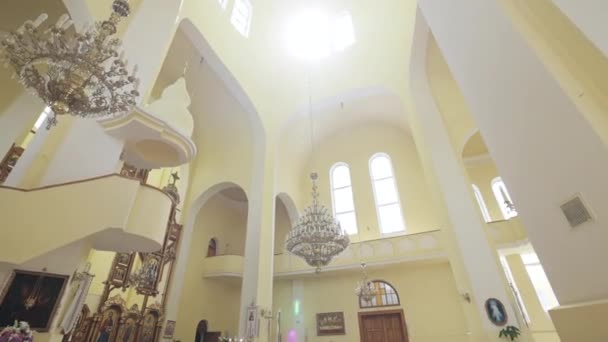近代的なルーテル教会の内部。美しいカトリック教会 — ストック動画