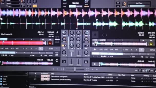 曲の編集のプロセスは、画面を監視します。DAWのユーザーインターフェイスを表示するコンピューター画面トラックソング付きのデジタルオーディオワークステーションソフトウェア再生、作成、編集 — ストック動画