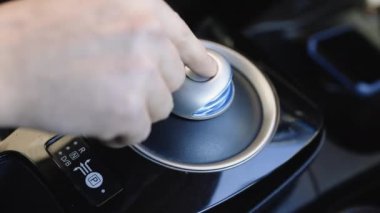 Erkek el elektrikli arabadaki düğmeye basıyor. Elektronik düğmeli bir arabanın acil durum frenini çalıştırmak. Otomobil Konsolunu çalıştırmak için düğmeye basın