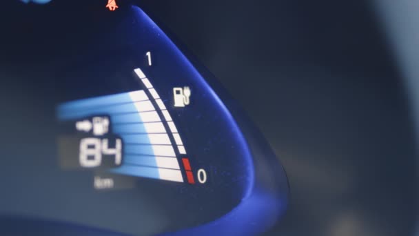 Elektrische auto dashboard display close-up. Elektrische auto concept. Batterij-indicator toont een toenemende batterij op te laden. De batterij-indicator geeft aan dat hij tot 84 vult. Accu-meter voor elektrische auto. — Stockvideo