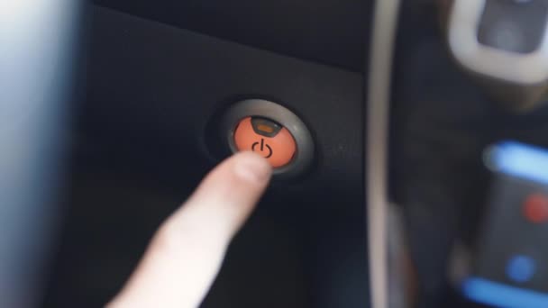 Нажмите кнопку зажигания питания, чтобы запустить гибридный электродвигатель без ключа зажигания. Начинаю останавливать двигатель электромобиля. Палец нажимает кнопку, чтобы остановить двигатель электромобиля. — стоковое видео