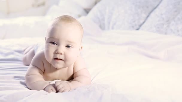 Bebê recém-nascido na cama da criança — Vídeo de Stock