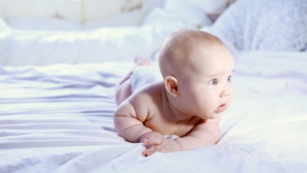 Nyfött barn i barn-säng — Stockvideo