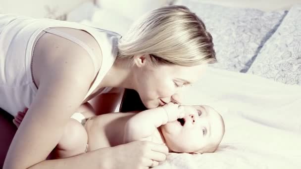 Bebê feliz e mãe na cama — Vídeo de Stock
